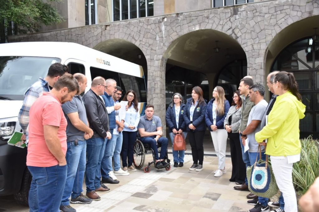 APAE de Veranópolis recebe nova van para transporte de alunos 2 Studio Notícias | Studio TV APAE de Veranópolis recebe nova van para transporte de alunos