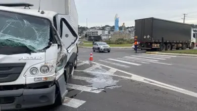 Studio Notícias | Studio TV Caminhões colidem no trevo da Santa em Farroupilha sem deixar feridos