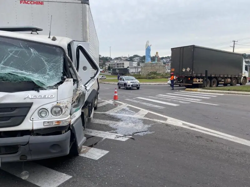 Caminhões colidem no trevo da Santa em Farroupilha sem deixar feridos 1 Studio Notícias | Studio TV Caminhões colidem no trevo da Santa em Farroupilha sem deixar feridos