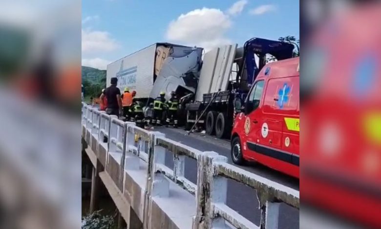 Studio Notícias | Studio TV Caminhoneiro passa sete horas preso às ferragens e morre após grave acidente na BR-280 em SC