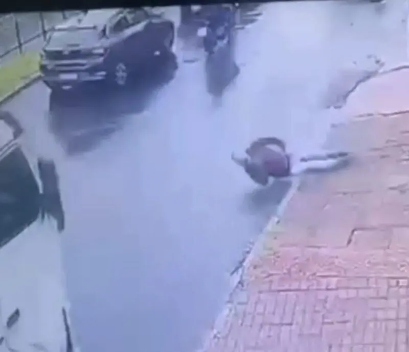 Homem morre ao cair da calçada e ser atropelado por caminhão em Porto Alegre 1 Studio Notícias | Studio TV Homem morre ao cair da calçada e ser atropelado por caminhão em Porto Alegre