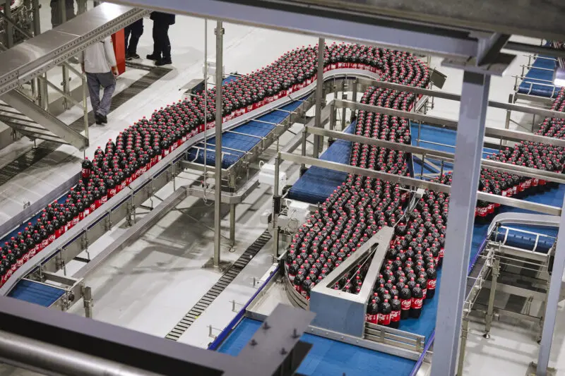 Fábrica da Coca-Cola em Porto Alegre retoma operação após reconstrução causada por enchente 1 Studio Notícias | Studio TV Fábrica da Coca-Cola em Porto Alegre retoma operação após reconstrução causada por enchente