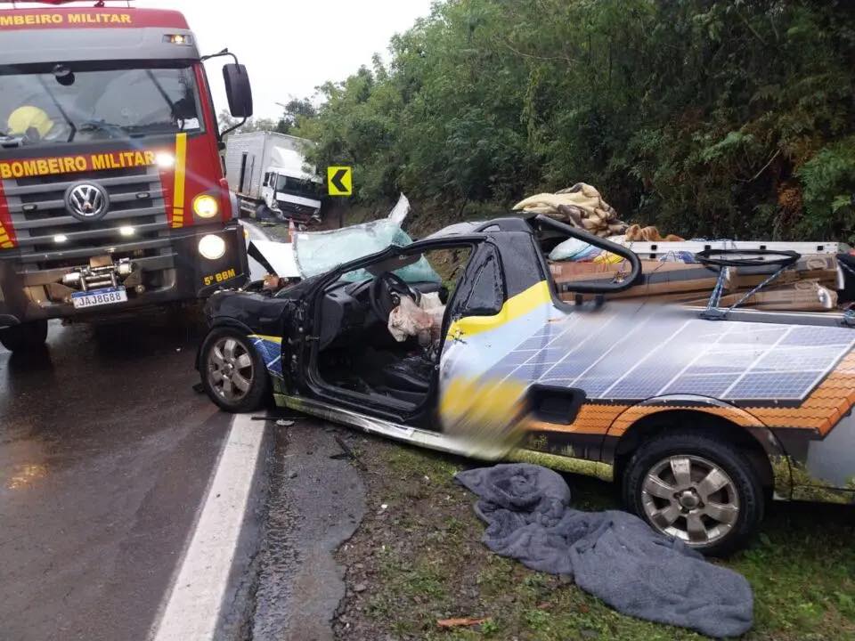 Colisão entre caminhão e Montana deixa duas pessoas gravemente feridas na ERS-122 1 Studio Notícias | Studio TV Colisão entre caminhão e Montana deixa duas pessoas gravemente feridas na ERS-122