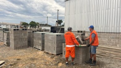 Studio Notícias | Studio TV Detentos do Presídio de Santiago produzem materiais de cimento para obra no hospital municipal
