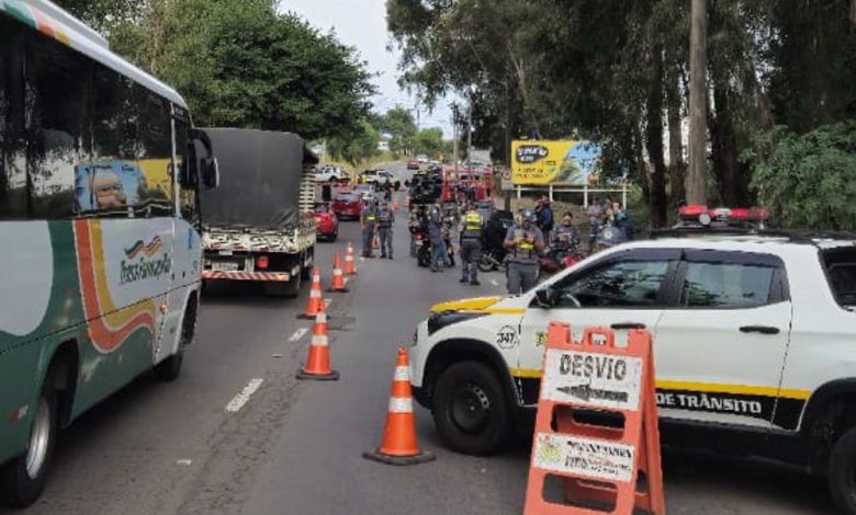 Studio Notícias | Studio TV Fiscalização de Trânsito flagra 12 motociclistas sem habilitação em operação em Caxias do Sul
