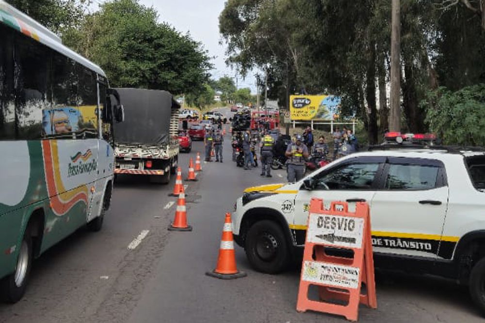 Fiscalização de Trânsito flagra 12 motociclistas sem habilitação em operação em Caxias do Sul 1 Studio Notícias | Studio TV Fiscalização de Trânsito flagra 12 motociclistas sem habilitação em operação em Caxias do Sul