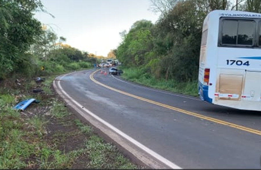 Colisão entre carro e ônibus deixa quatro mortos e um ferido em estado grave no Norte do RS 1 Studio Notícias | Studio TV Colisão entre carro e ônibus deixa quatro mortos e um ferido em estado grave no Norte do RS