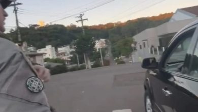 Studio Notícias | Studio TV Motorista sem habilitação é preso por embriaguez ao volante após ser flagrado dormindo com carro ligado sobre faixa de segurança em Marau