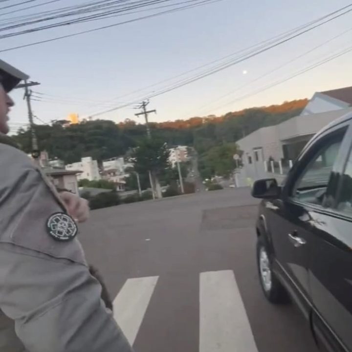 Motorista sem habilitação é preso por embriaguez ao volante após ser flagrado dormindo com carro ligado sobre faixa de segurança em Marau 1 Studio Notícias | Studio TV Motorista sem habilitação é preso por embriaguez ao volante após ser flagrado dormindo com carro ligado sobre faixa de segurança em Marau
