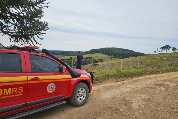 Buscas por desaparecido no Rio Pelotas, na divisa entre o RS e SC entram no terceiro dia 1 Studio Notícias | Studio TV Buscas por desaparecido no Rio Pelotas, na divisa entre o RS e SC entram no terceiro dia