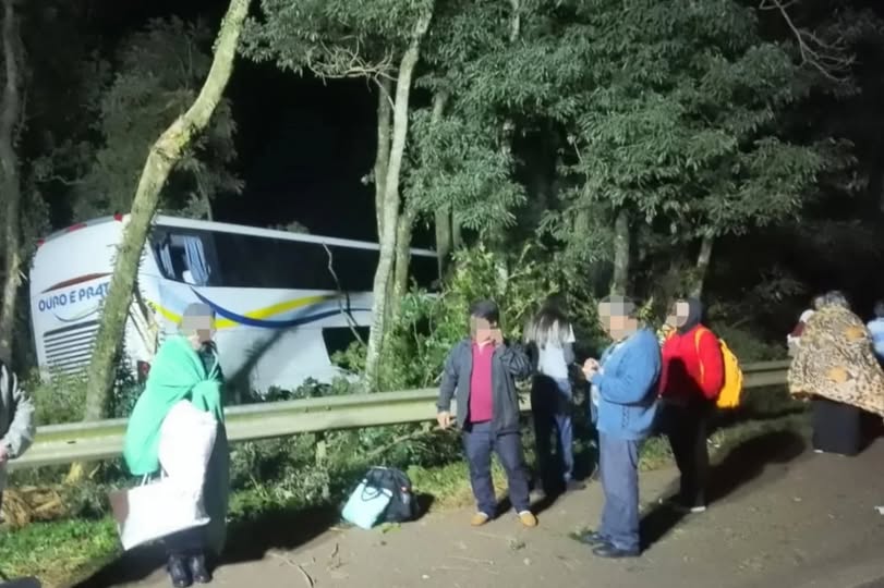 Homem morre em colisão frontal entre carro e ônibus na ERS-569, em Novo Barreiro 1 Studio Notícias | Studio TV Homem morre em colisão frontal entre carro e ônibus na ERS-569, em Novo Barreiro