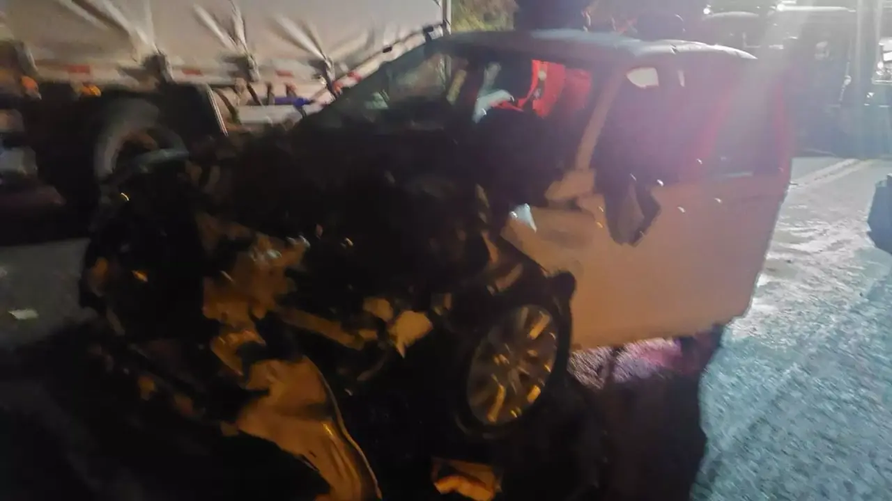 Studio Notícias | Studio TV Criança de 3 anos morre após colisão entre Land Rover e caminhão em SC