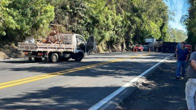 Studio Notícias | Studio TV Acidente entre carro e caminhão bloqueia trânsito na BR-470 em Bento Gonçalves