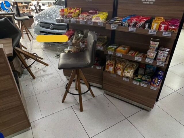 Veículo invade loja de conveniência em posto de combustível no centro de Lagoa Vermelha 1 Studio Notícias | Studio TV Veículo invade loja de conveniência em posto de combustível no centro de Lagoa Vermelha