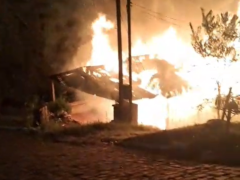 Incêndio destrói duas casas no bairro Primeiro de Maio em Farroupilha 1 Studio Notícias | Studio TV Incêndio destrói duas casas no bairro Primeiro de Maio em Farroupilha