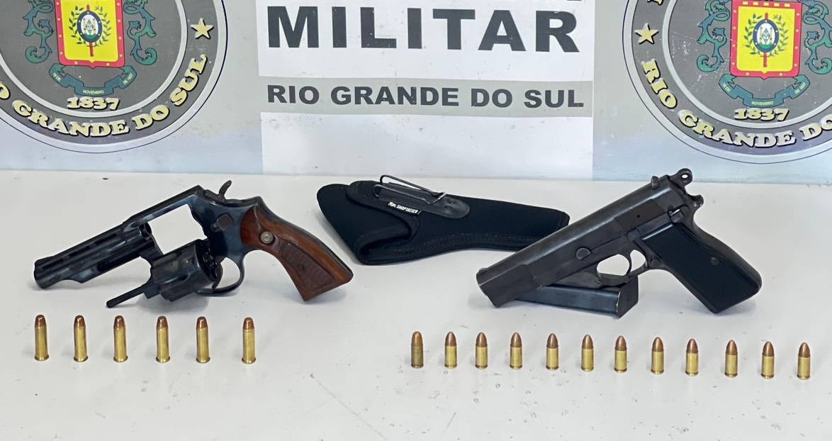 Homem é preso com duas armas de fogo pela Brigada Militar em Caxias do Sul 1 Studio Notícias | Studio TV Homem é preso com duas armas de fogo pela Brigada Militar em Caxias do Sul