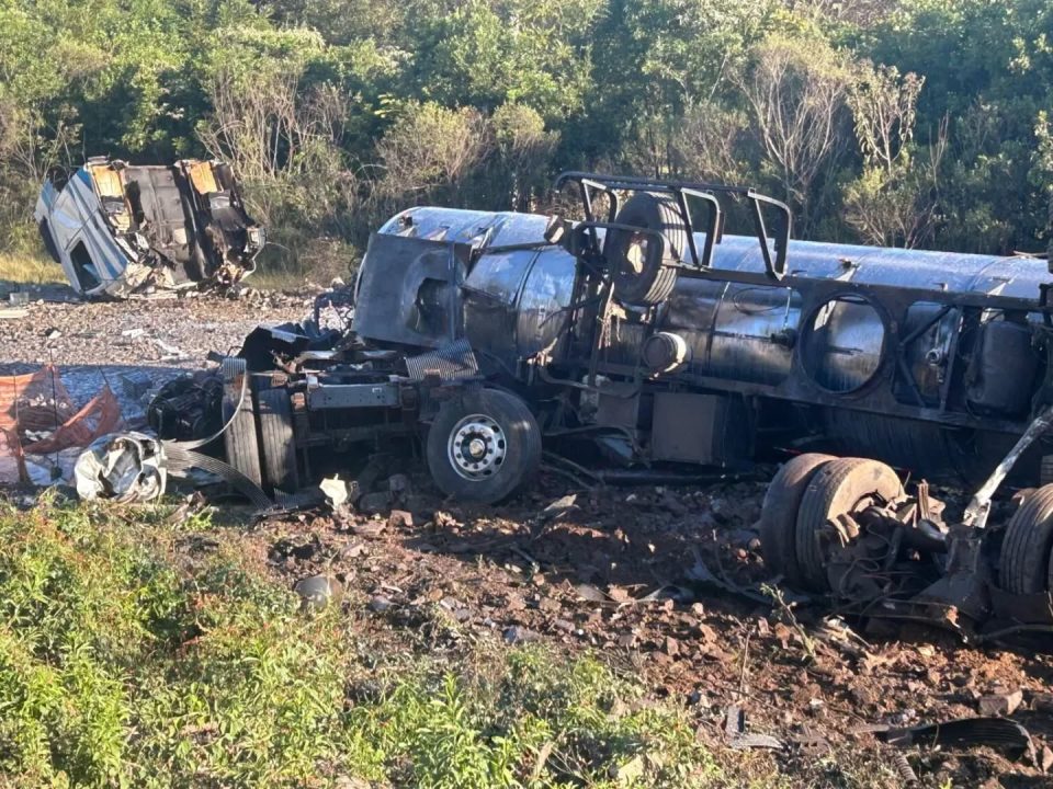 Grave acidente entre duas carretas e uma Hilux interdita BR-386 entre Mormaço e Soledade 1 Studio Notícias | Studio TV Grave acidente entre duas carretas e uma Hilux interdita BR-386 entre Mormaço e Soledade