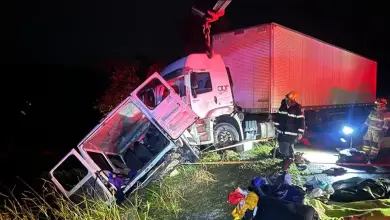 Grave colisão entre carreta e micro-ônibus deixa nove mortos e dez feridos no Norte de Minas 1 Studio Notícias | Studio TV Grave colisão entre carreta e micro-ônibus deixa nove mortos e dez feridos no Norte de Minas