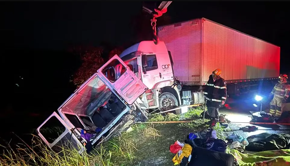 Grave colisão entre carreta e micro-ônibus deixa nove mortos e dez feridos no Norte de Minas 1 Studio Notícias | Studio TV Grave colisão entre carreta e micro-ônibus deixa nove mortos e dez feridos no Norte de Minas