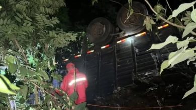 Studio Notícias | Studio TV Caminhão despenca em barranco de 115 metros e motorista perde a vida em Candelária
