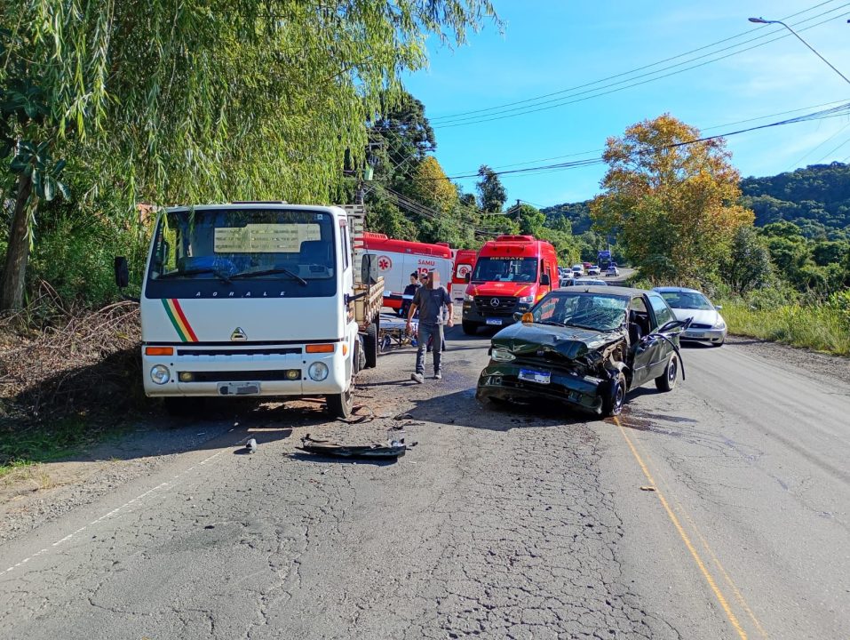 Motorista sofre mal súbito e colide com caminhão na RS-444 em Bento Gonçalves 1 Studio Notícias | Studio TV Motorista sofre mal súbito e colide com caminhão na RS-444 em Bento Gonçalves