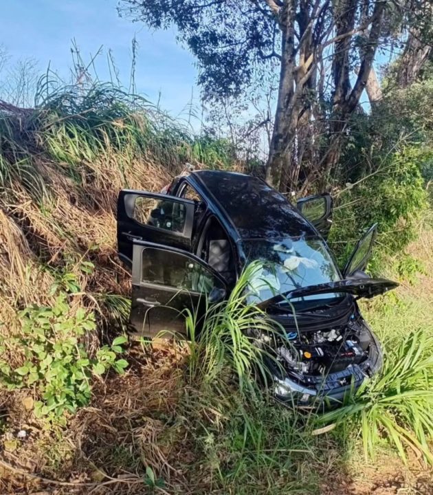 Fiat Mobi sai da pista e deixa três feridos em Marau 1 Studio Notícias | Studio TV Fiat Mobi sai da pista e deixa três feridos em Marau