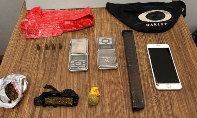 Homem é preso por porte ilegal de arma e drogas em Farroupilha 1 Studio Notícias | Studio TV Homem é preso por porte ilegal de arma e drogas em Farroupilha