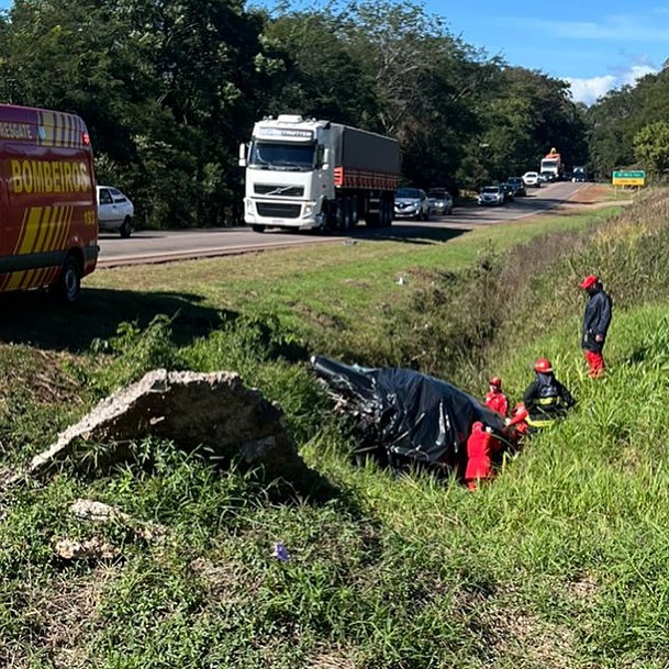 Acidente entre carro e caminhão deixa vítima fatal 1 Studio Notícias | Studio TV Acidente entre carro e caminhão deixa vítima fatal
