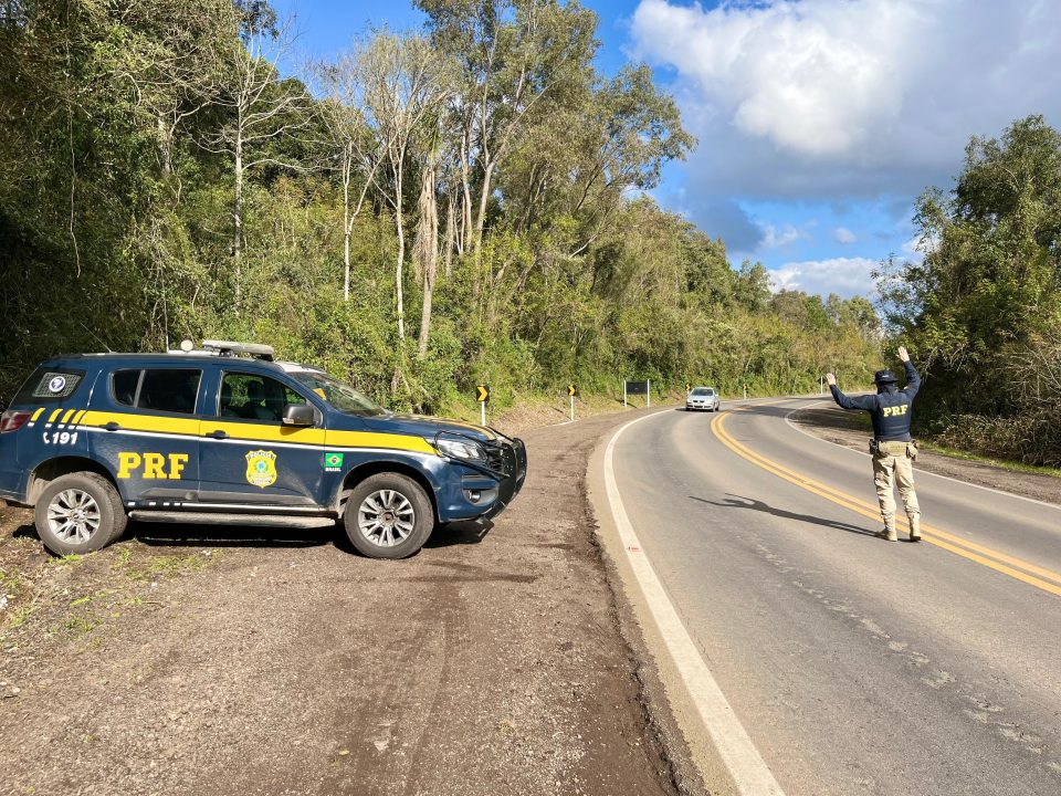 PRF prende homem por avisar sobre blitz policial em grupo de mensagens em Barão 1 Studio Notícias | Studio TV PRF prende homem por avisar sobre blitz policial em grupo de mensagens em Barão