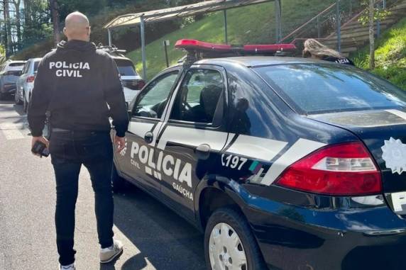 Dentista é presa por tentar aplicar golpe em seguradora após simular furto do próprio carro 1 Studio Notícias | Studio TV Dentista é presa por tentar aplicar golpe em seguradora após simular furto do próprio carro