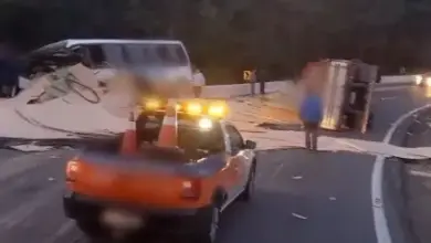 Studio Notícias | Studio TV Carreta tomba e colide com micro-ônibus, deixando três feridos graves na ERS-122 em Flores da Cunha