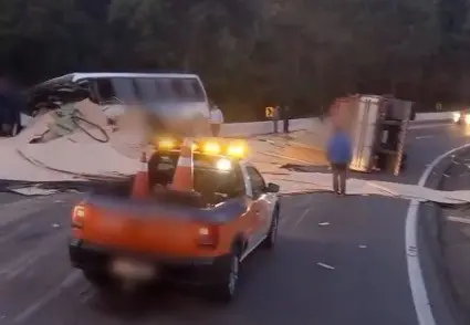 Carreta tomba e colide com micro-ônibus, deixando três feridos graves na ERS-122 em Flores da Cunha 1 Studio Notícias | Studio TV Carreta tomba e colide com micro-ônibus, deixando três feridos graves na ERS-122 em Flores da Cunha