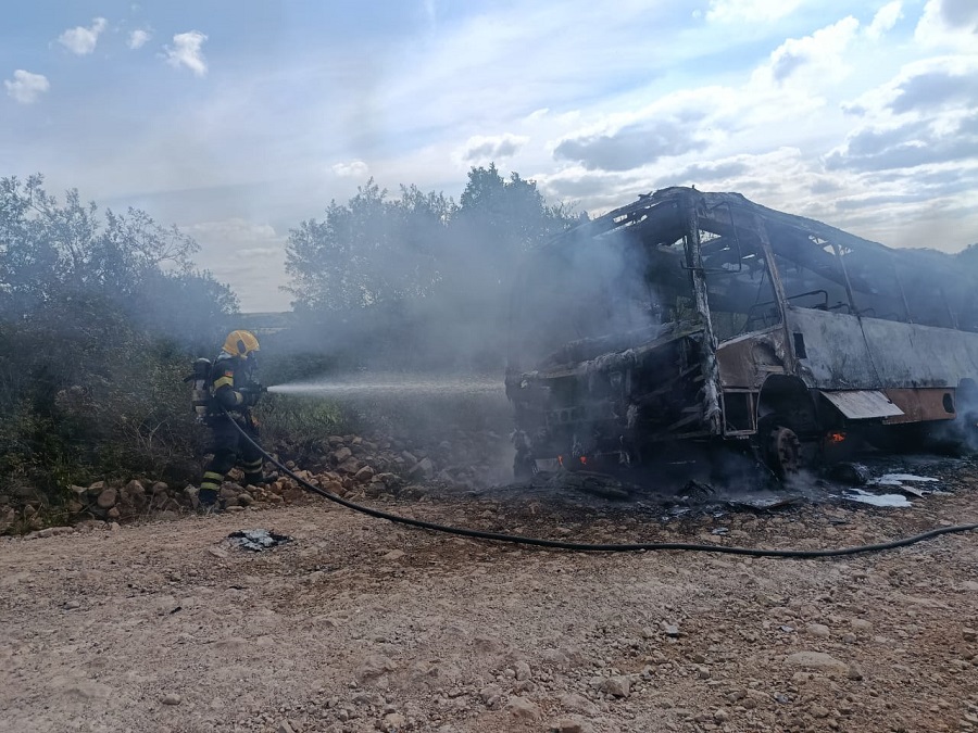 Ônibus escolar pega fogo em Soledade; pane elétrica é a suspeita 1 Studio Notícias | Studio TV Ônibus escolar pega fogo em Soledade; pane elétrica é a suspeita