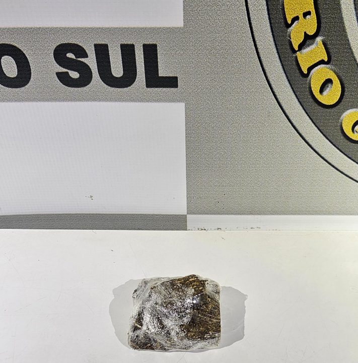 Brigada Militar prende jovem com 54,3 gramas de maconha em Guaporé 1 Studio Notícias | Studio TV Brigada Militar prende jovem com 54,3 gramas de maconha em Guaporé