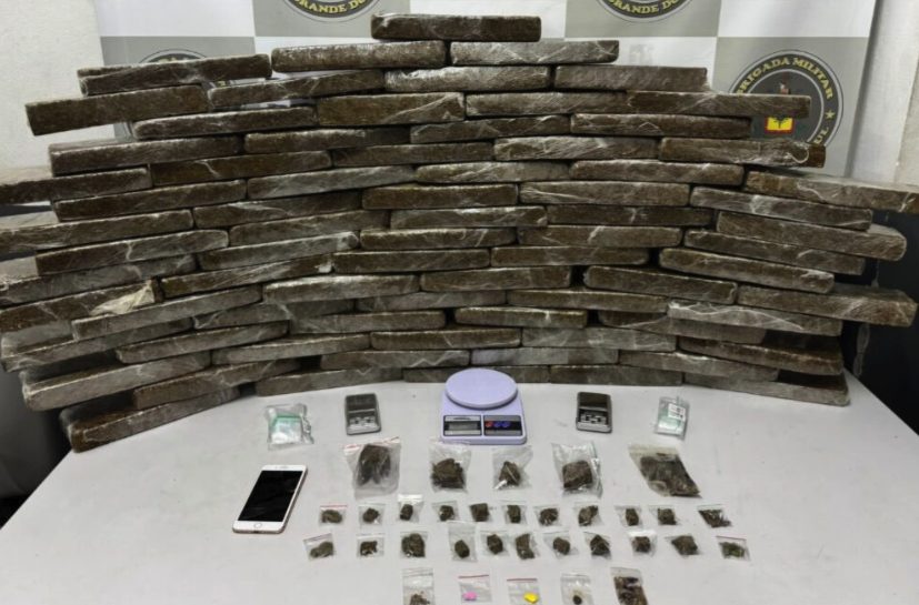 Polícia deflagra operação contra tráfico e apreende arsenal em Caxias do Sul 1 Studio Notícias | Studio TV Polícia deflagra operação contra tráfico e apreende arsenal em Caxias do Sul