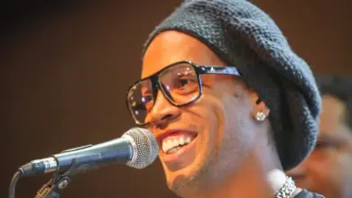 Studio Notícias | Studio TV Ronaldinho celebra chegada da primeira neta em Barcelona