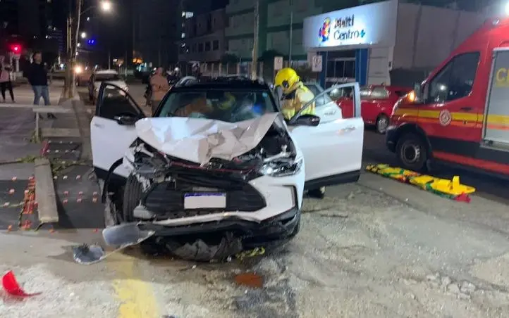 Motorista sofre mal súbito e colide com veículos estacionados em Tramandaí 1 Studio Notícias | Studio TV Motorista sofre mal súbito e colide com veículos estacionados em Tramandaí