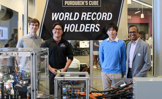 Robô quebra recorde mundial ao resolver cubo mágico em 0,1 segundo 1 Studio Notícias | Studio TV Robô quebra recorde mundial ao resolver cubo mágico em 0,1 segundo