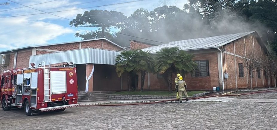 Studio Notícias | Studio TV Incêndio atinge salão comunitário no interior de Vila Flores