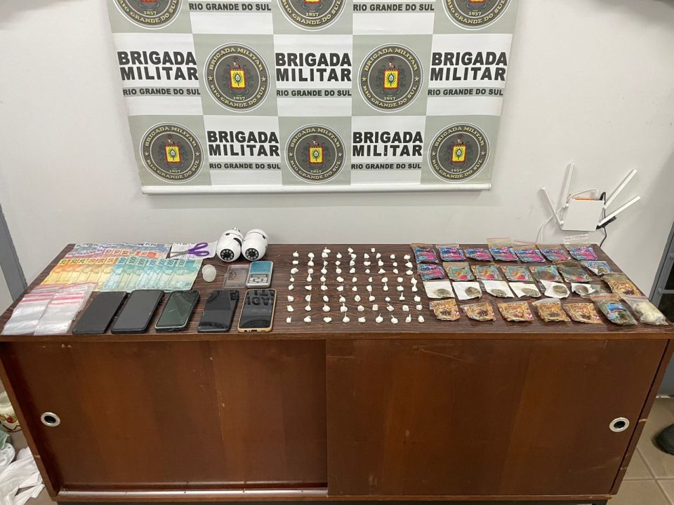 Brigada Militar prende trio por tráfico de drogas em Ibiraiaras na noite deste sábado 1 Studio Notícias | Studio TV Brigada Militar prende trio por tráfico de drogas em Ibiraiaras na noite deste sábado
