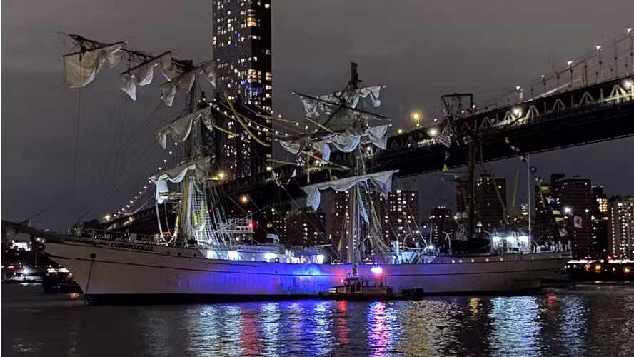 Colisão fatal: navio da Marinha do México atinge ponte do Brooklyn em Nova York 1 Studio Notícias | Studio TV Colisão fatal: navio da Marinha do México atinge ponte do Brooklyn em Nova York