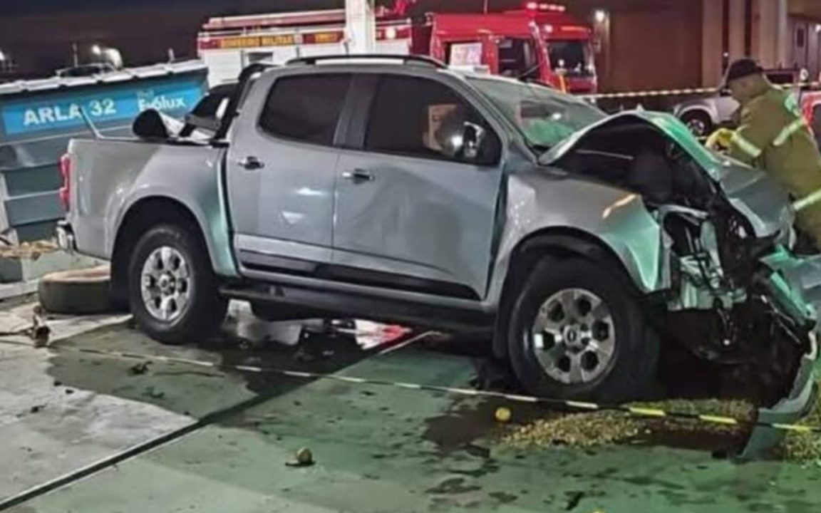Motorista colide caminhonete contra bombas de posto e é preso em Sapucaia do Sul 1 Studio Notícias | Studio TV Motorista colide caminhonete contra bombas de posto e é preso em Sapucaia do Sul