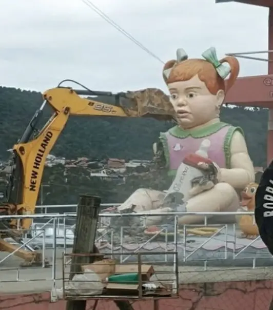 Studio Notícias | Studio TV Bebê gigante da BR-470 é demolido e deixa saudade em Santa Catarina