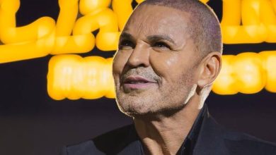 Studio Notícias | Studio TV Eduardo Costa surpreende fãs ao aparecer careca em show