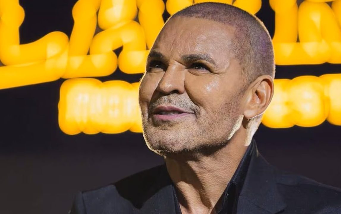 Eduardo Costa surpreende fãs ao aparecer careca em show 1 Studio Notícias | Studio TV Eduardo Costa surpreende fãs ao aparecer careca em show