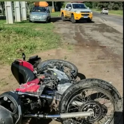 Dois jovens morrem após acidente entre caminhão e moto em Santo Antônio da Patrulha 1 Studio Notícias | Studio TV Dois jovens morrem após acidente entre caminhão e moto em Santo Antônio da Patrulha