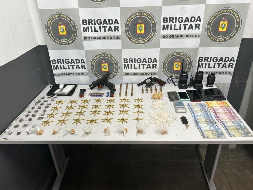 Quatro são presos por tráfico e porte ilegal de armas em Caxias do Sul 1 Studio Notícias | Studio TV Quatro são presos por tráfico e porte ilegal de armas em Caxias do Sul