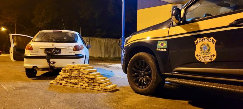 PRF intercepta carregamento com mais de 100 quilos de maconha e prende dois traficantes em Santa Maria 4 Studio Notícias | Studio TV PRF intercepta carregamento com mais de 100 quilos de maconha e prende dois traficantes em Santa Maria
