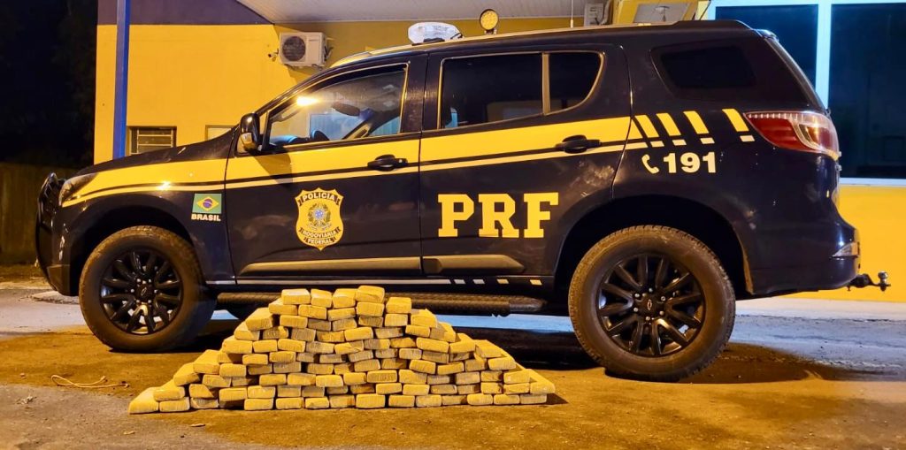 PRF intercepta carregamento com mais de 100 quilos de maconha e prende dois traficantes em Santa Maria 2 Studio Notícias | Studio TV PRF intercepta carregamento com mais de 100 quilos de maconha e prende dois traficantes em Santa Maria