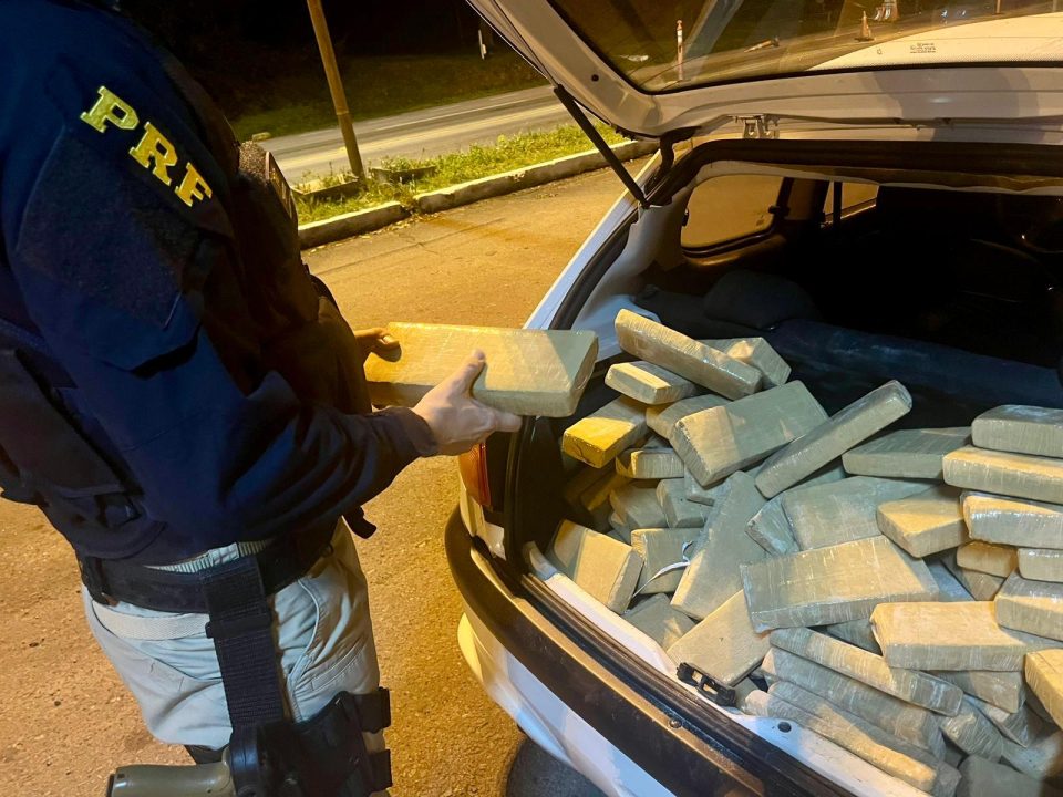 PRF intercepta carregamento com mais de 100 quilos de maconha e prende dois traficantes em Santa Maria 1 Studio Notícias | Studio TV PRF intercepta carregamento com mais de 100 quilos de maconha e prende dois traficantes em Santa Maria